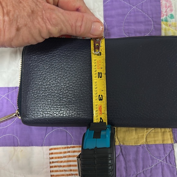 Cuyana - Navy Blue Zip-up pebbled Leather Wallet - Picture 11 of 11